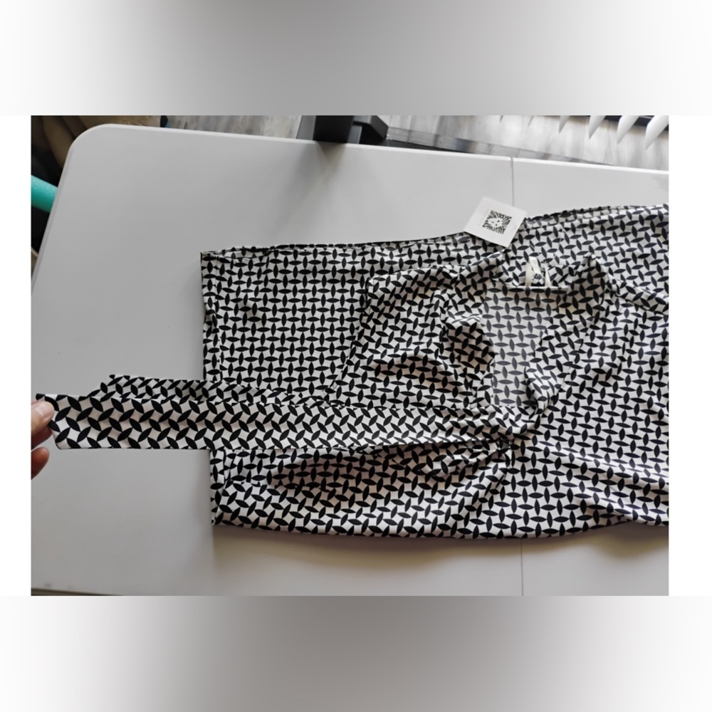 Ann Klein Black and White Fitted Graphic Blouse. Size 2X - Picture 10 of 12